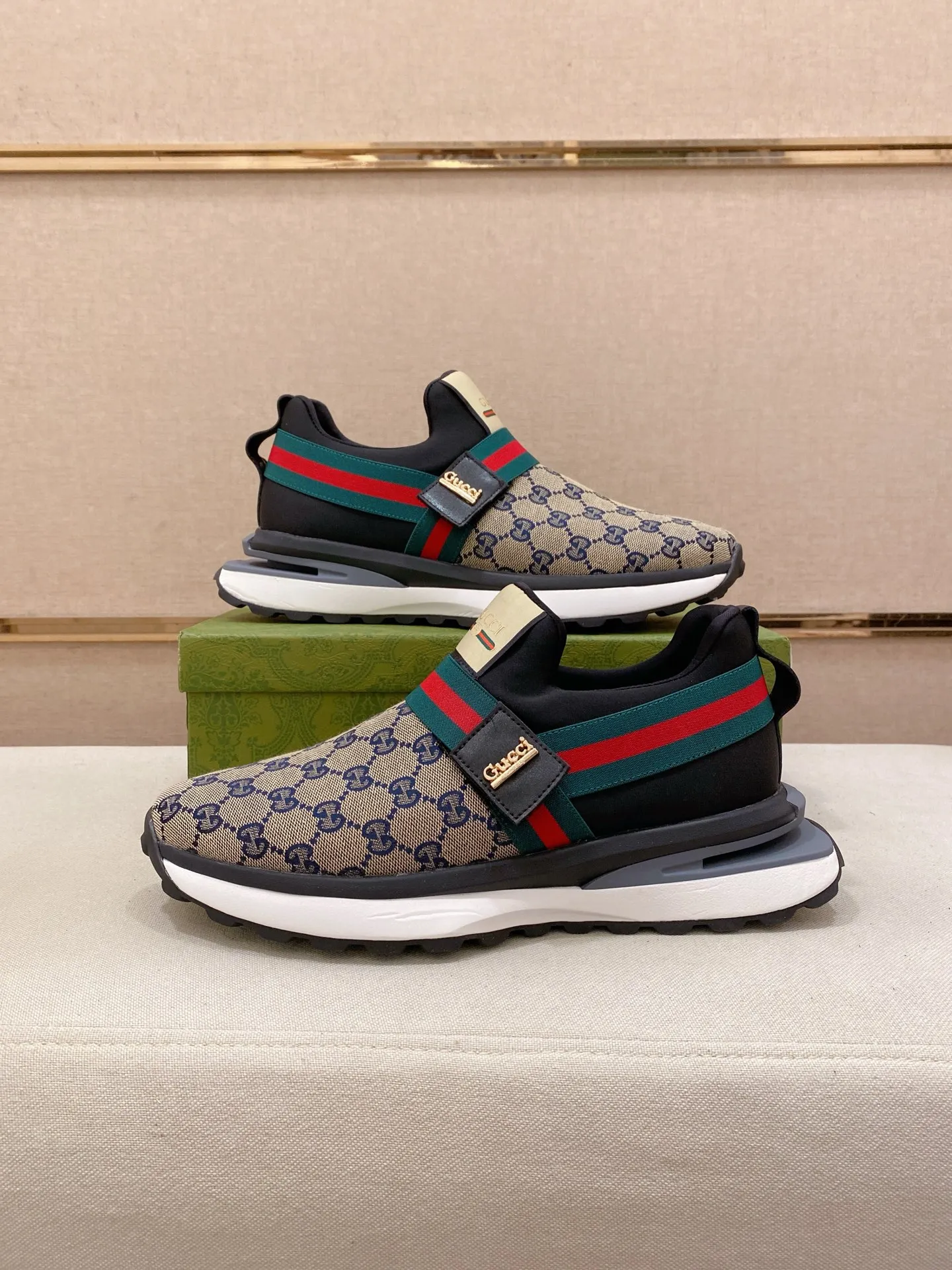 Factory price: 462💰 (GUCCI) The latest 🎁🎁casual and fashionable men's shoes👟 from the official website, hot style 💥 style is simple and elegant, exclusive for trendy men. Unique latest brand elements from the official website 👑original decoration, fashionable and generous, original fabric ✅breathable stretch cloth lining, official website designated wear-resistant casual outsole, classic model taken at the counter in kind🎬38-44 (45 is not returnable and non-refundable)